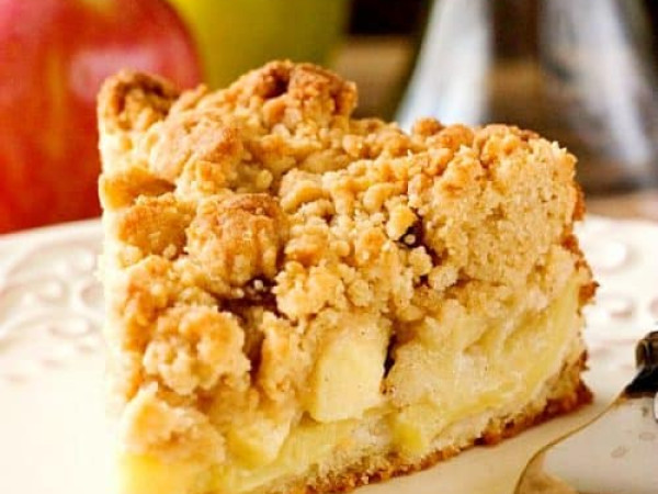Apple Pie Cake with a Crunchy Streusel