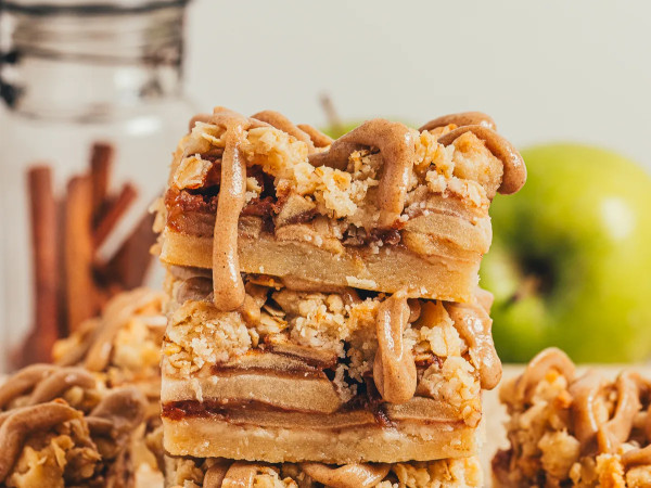 Caramel-Drizzled Apple Crumble