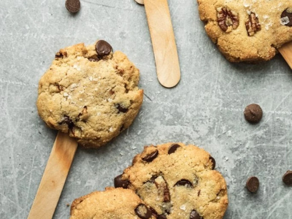 Caramel-Dipped Cookie Pops