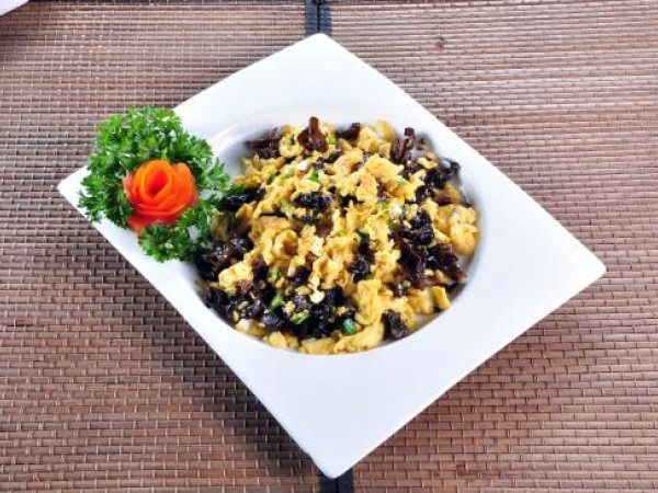 Scrambled Eggs Featuring Wild Puffball Mushrooms