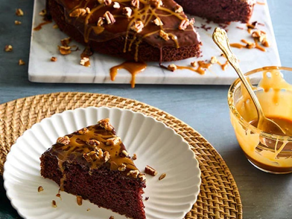 Skillet Turtle Fudge Cake