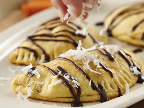 Air-Fried Empanadas Filled with Chocolate and Banana, Served with Cinnamon Cream
