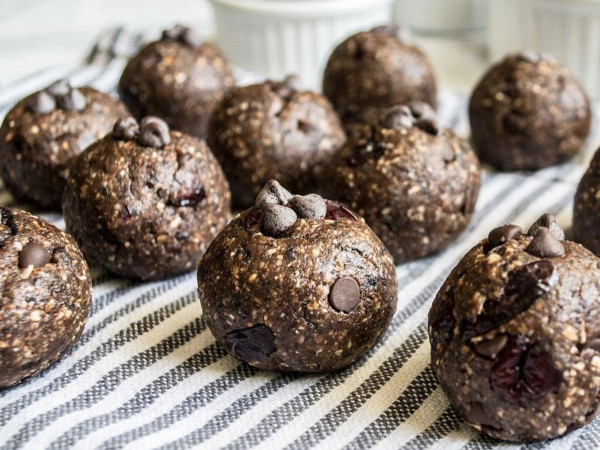 Chocolate Almond Balls with 5 Simple Keto and Vegan Ingredients