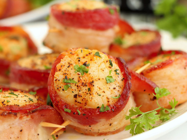 Crispy Air Fryer Scallops Wrapped in Bacon with Spicy Sriracha Mayo