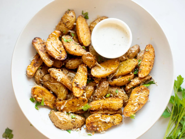 Air-Fried Fingerling Potatoes Served with Dip