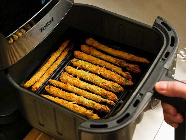 Air Fryer Asparagus with Honey-Sriracha Glaze