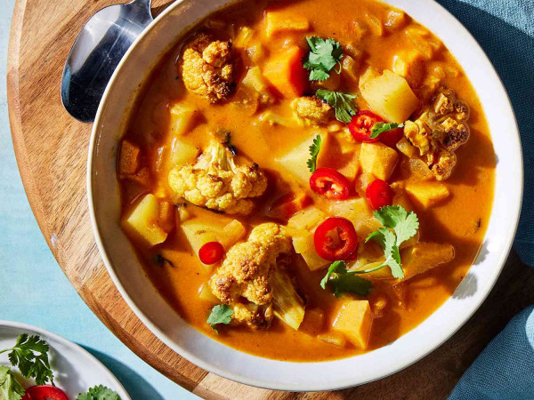 Sweet Potato and Cauliflower Curry Soup