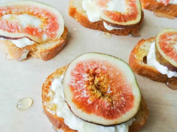 Fig and Burrata Bruschetta Delight
