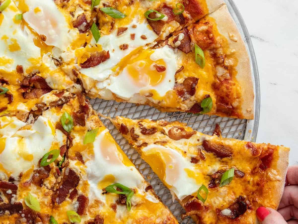 Spinach, Egg, and Bacon Breakfast Pizza