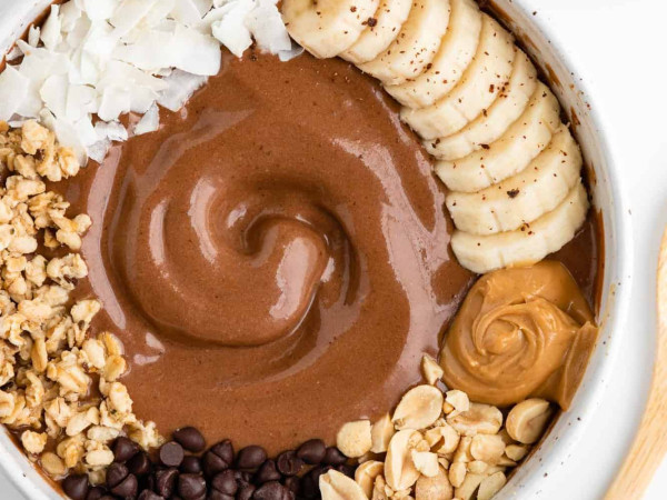 Low-Cal Vegan Chocolate Peanut Butter Cup Smoothie