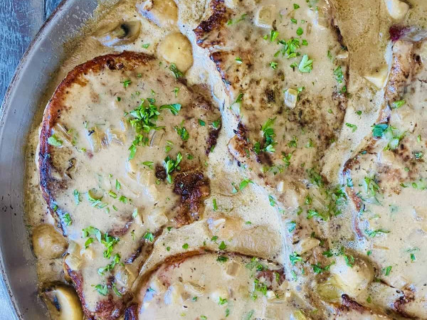 Pork Chops Smothered in Flavorful Gravy