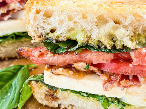 Sandwich with Bacon, Basil Pesto, and Tomato