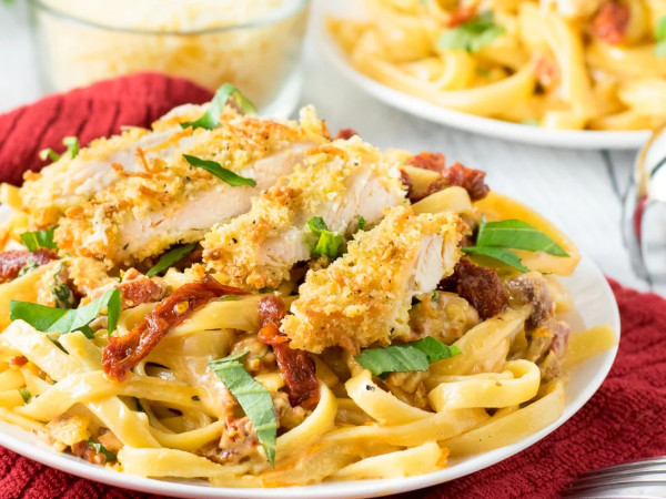 Alfredo Pasta with Sun-Dried Tomato Chicken
