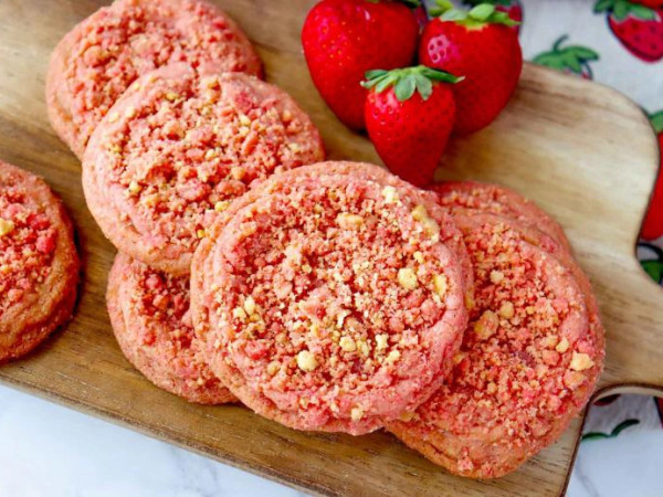 Sundae-Inspired Strawberry Crunch Cookies