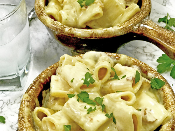 Pressure Cooker Macaroni and Cheese with a Creamy Twist