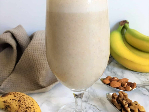 Smoothie with Bananas and Walnuts