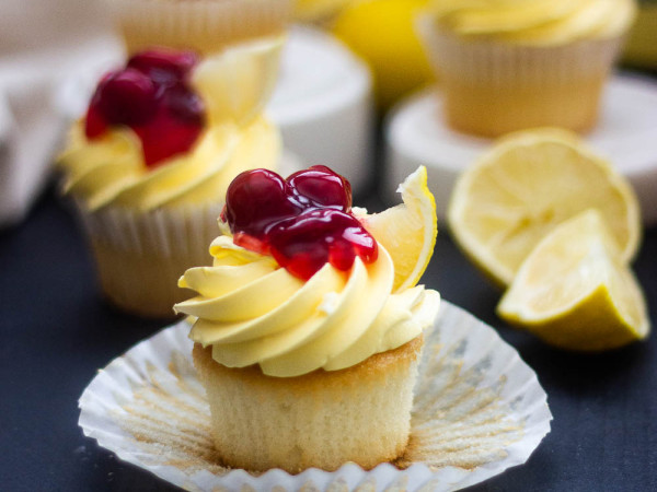 Cupcakes with Raspberry Lemonade Flavor