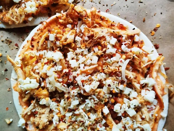 Buffalo Chicken Pizza on Naan