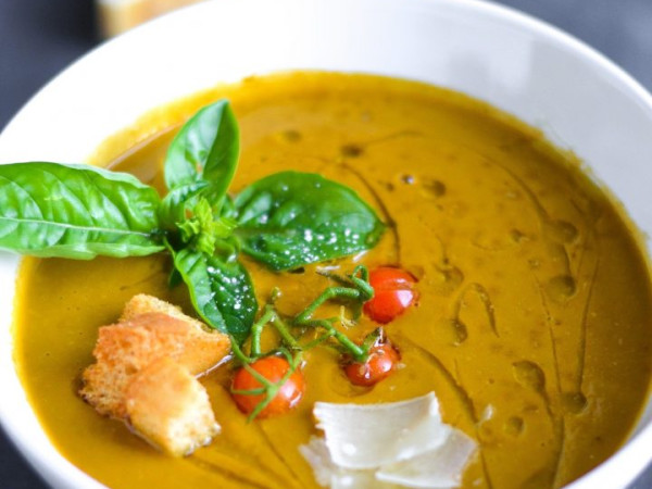 Timeless Creamy Tomato and Basil Soup Without Dairy