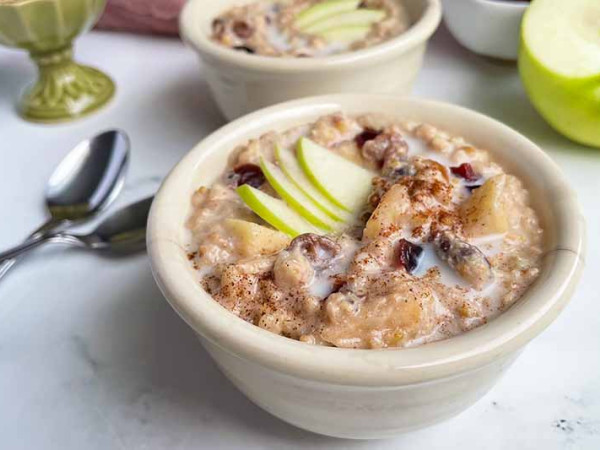Slow Cooker Apple Oatmeal for an Easy Overnight Breakfast