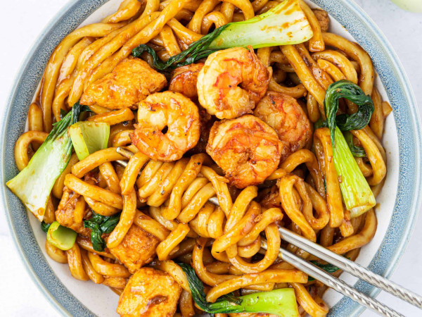 Stir-Fried Udon Noodles with Prawns and Vegetables