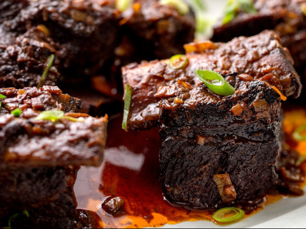 Flavorful Short Ribs with a Kick from the Pressure Cooker